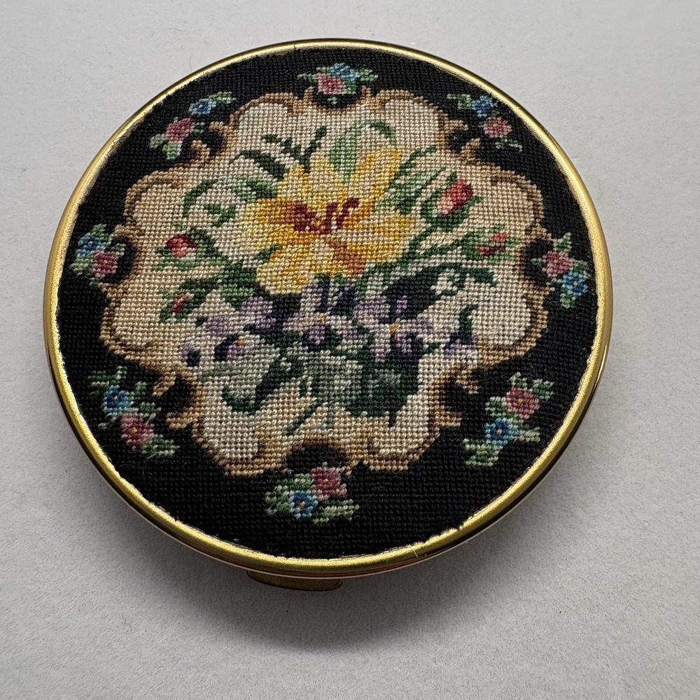 Vintage Flower Embroidered Make-up Compact‎ Powder Case